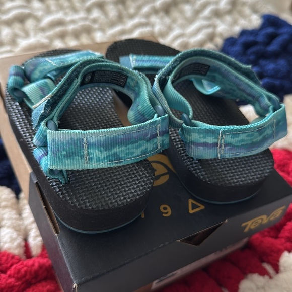 Worn once-toddler size 8 Tevas “tie dye” adorable & easy 💙🩵💚💙 - Picture 4 of 5